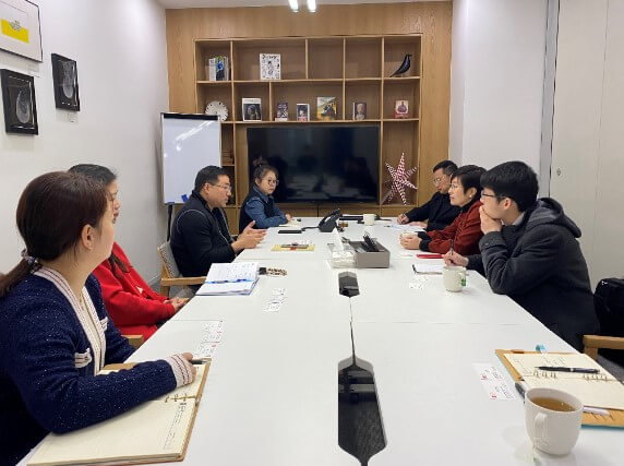 美心食品有限公司中國區副總經理陳建平（左三）與駐滬辦主任蔡亮（右二）會面交流
