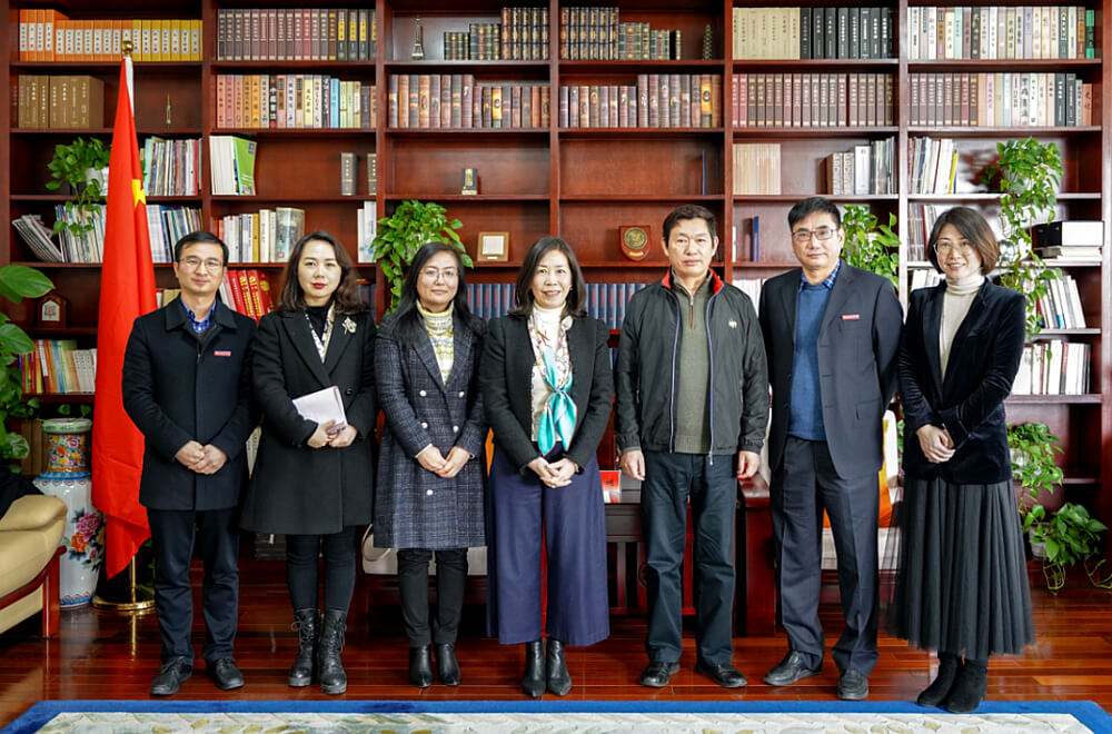 駐浙江聯絡處主任廖鳳嫻（中）與浙江傳媒學院校長徐小洲（右三）、浙江傳媒學院台港澳辦主任郭光初（右二）及文化創意與管理學院副院長林利宏（左一）等會後合影