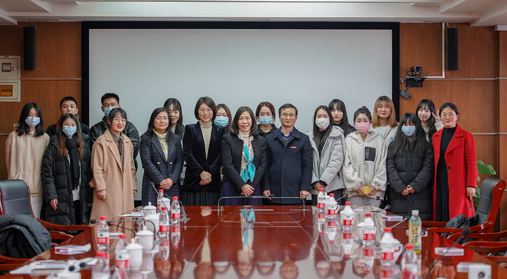 駐浙江聯絡處主任廖鳳嫻（前排中）與浙江傳媒學院文化創意與管理學院副院長林利宏（前排右五）、浙江傳媒學院台港澳辦副主任周佳麗（前排左四）及香港學生合影