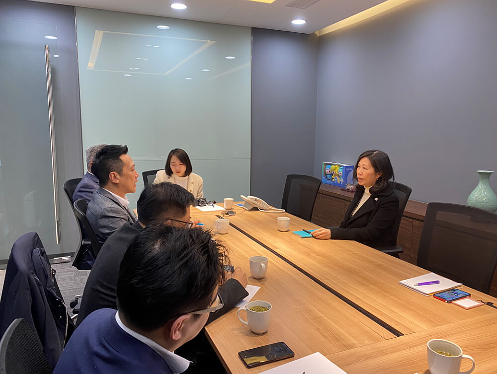 駐浙江聯絡處主任廖鳳嫻（右）與中國香港（地區）商會 – 浙江會長湯耀光（左二）及其他執委會面交流