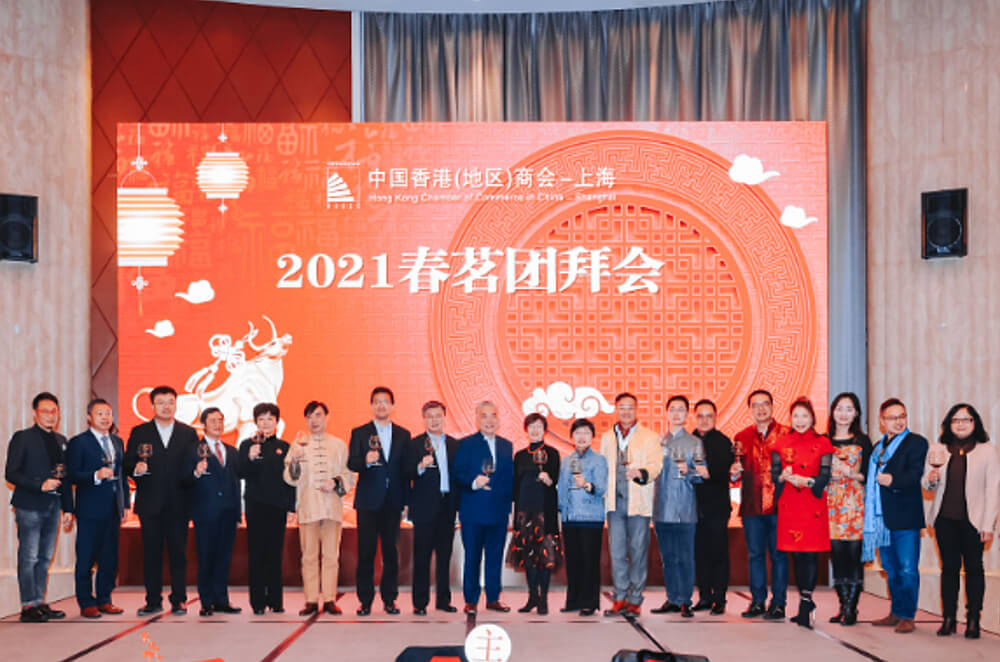 蔡主任（中）與一眾嘉賓上台祝酒