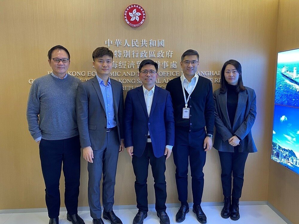 驻沪办副主任劳逸民（左二）、巩连全（左一）、翁荣桢（右二）与镇江市港澳事务办公室主任卢利林（中）及镇江市港澳事务办公室副主任赵宓（右一）合照