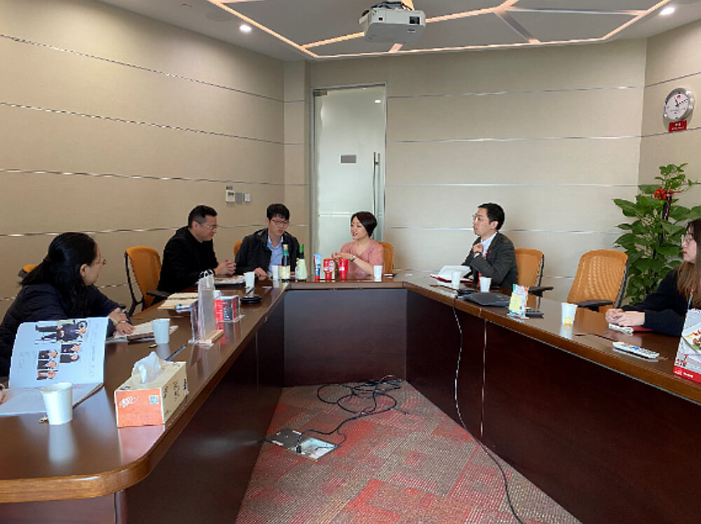 駐滬辦經貿關係總監龐錦輝（左三）與李錦記（中國）銷售有限公司企業事務總監陳姝（右三）會面