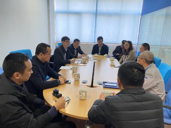 駐滬辦經貿關係總監龐錦輝（左三）到訪港資企業江海電容器有限公司