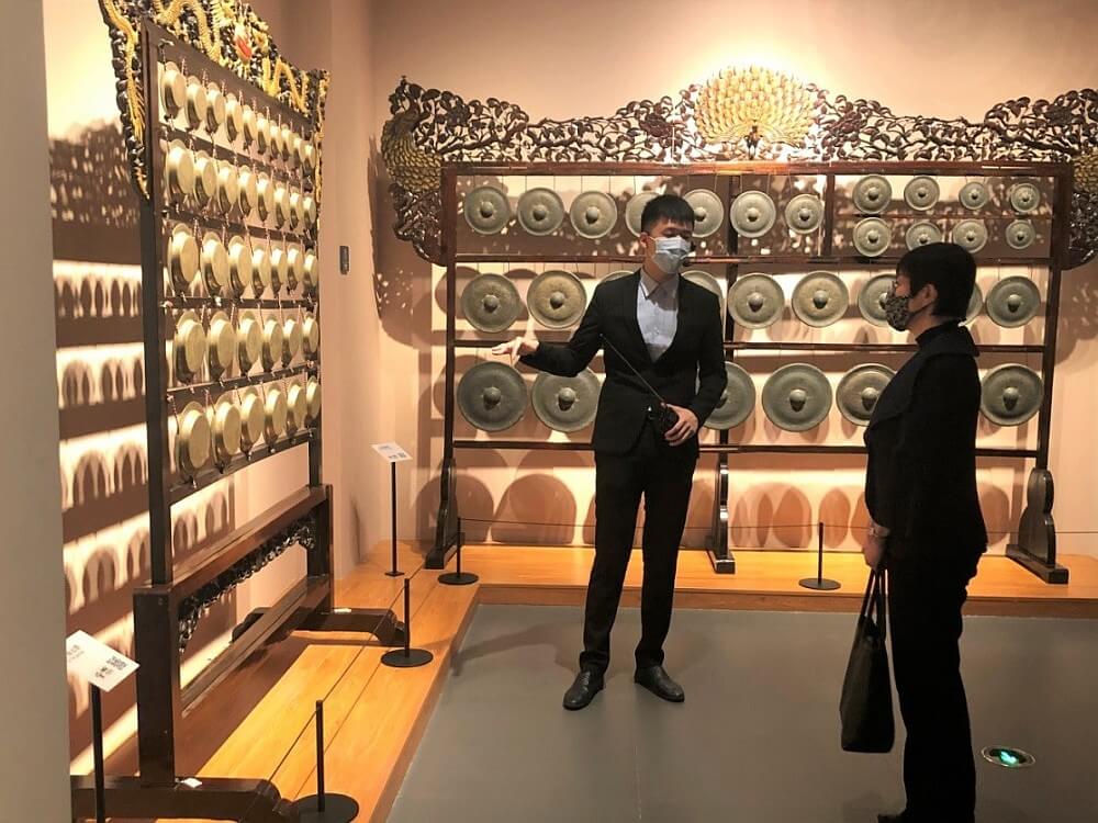 駐滬辦主任蔡亮（右）參觀閔行區博物館，了解民族樂器文化和發展。