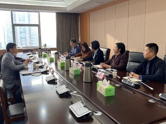 駐滬辦經貿關係總監龐錦輝（左）與鹽城市商務局副局長程穎（右三）會面交流