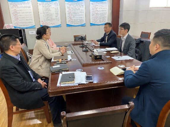 駐滬辦經貿關係總監龐錦輝（右二）與鹽城市發改革總工程師王冀軍（左二）會面交流