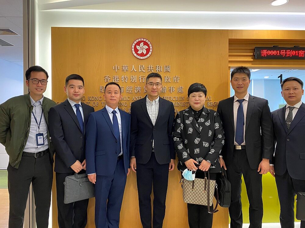駐滬辦副主任翁榮楨（左四）、入境事務主任甄浩明（左一）與浙江出入境邊防檢查總站辦公室主任朱江（左三）及浙江出入境邊防檢查總站邊防檢查處處長王紅（右三）等合照