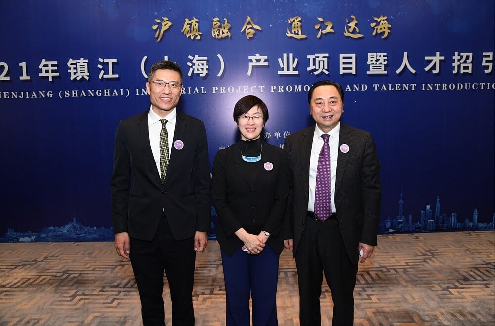 駐滬辦主任蔡亮（中）、駐滬辦副主任翁榮楨（左）與鎮江市委書記馬明龍（右）合照