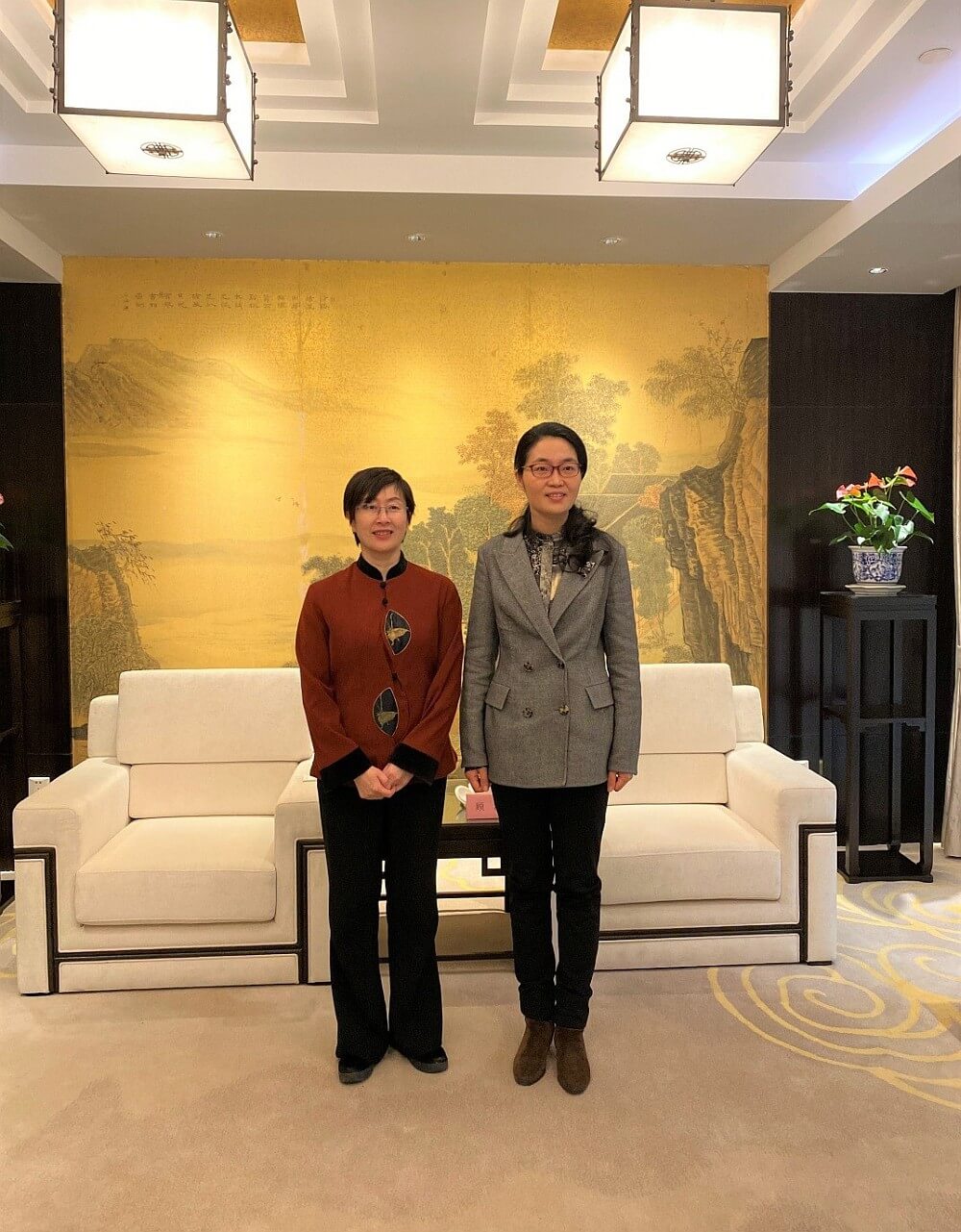 駐滬辦主任蔡亮（左）與紹興市政府副市長顧濤（右）於會後合影