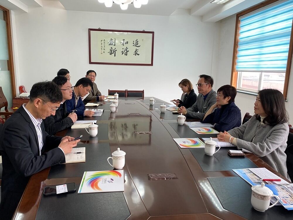 駐滬辦主任蔡亮（右二）及駐浙江聯絡處主任廖鳳嫻（右一）聽取浙江七色彩虹印染有限公司副總經理全力（左二）介紹公司情況