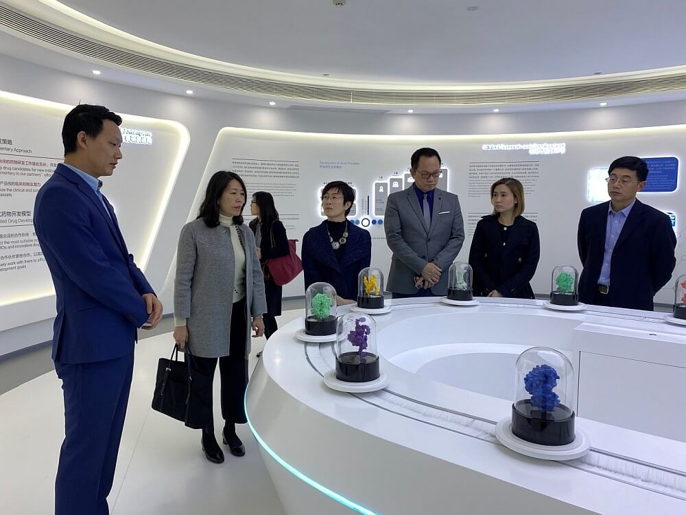 駐滬辦主任蔡亮（左三）、駐浙江聯絡處主任廖鳳嫻（左二）及駐滬辦一行在德琪（浙江）醫藥科技有限公司首席運營官劉翼騰（左一）的陪同下參觀公司展示廳