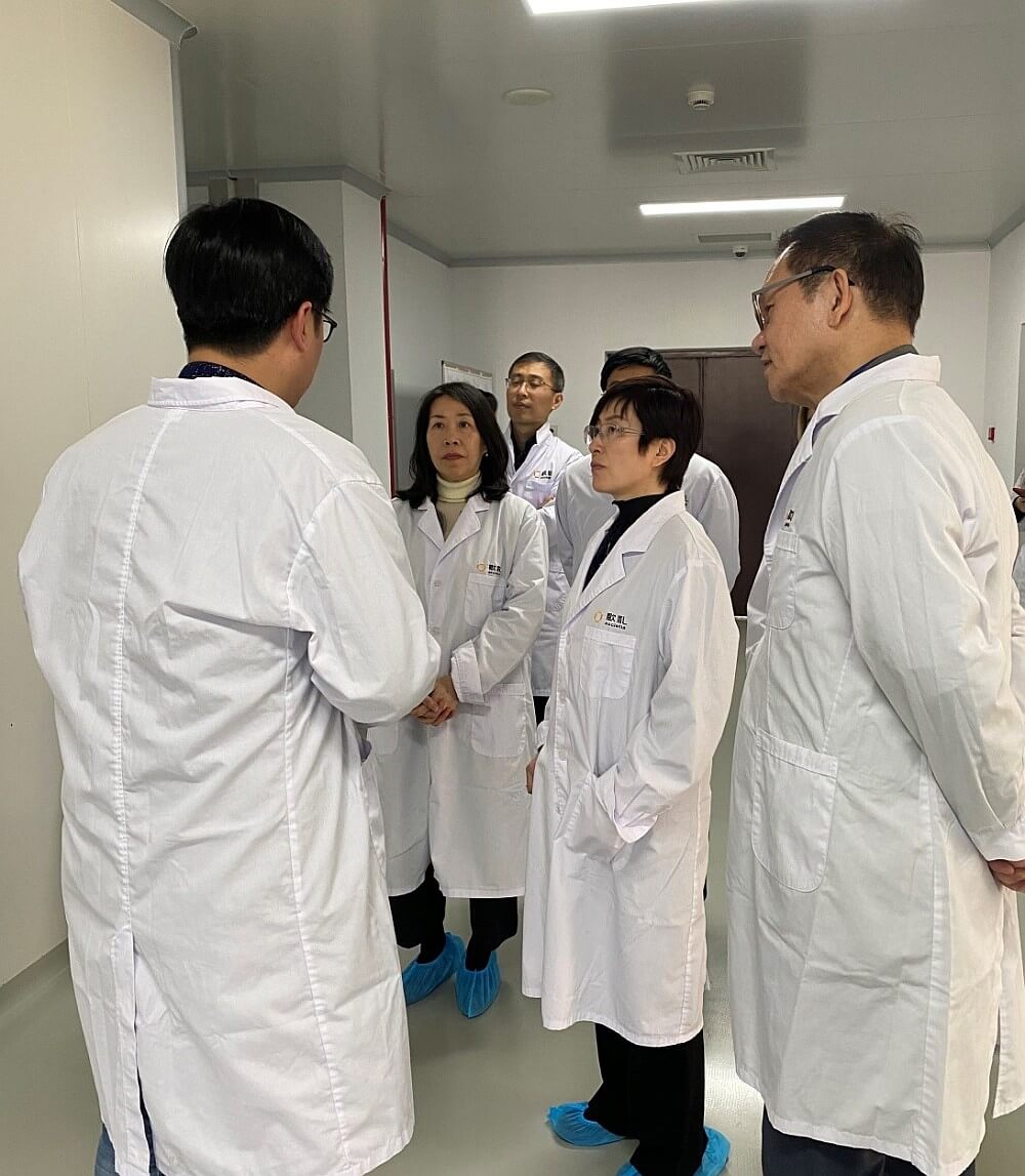 駐滬辦主任蔡亮（右二）、駐浙江聯絡處主任廖鳳嫻（右三）及駐滬辦一行參觀歌禮公司生產車間