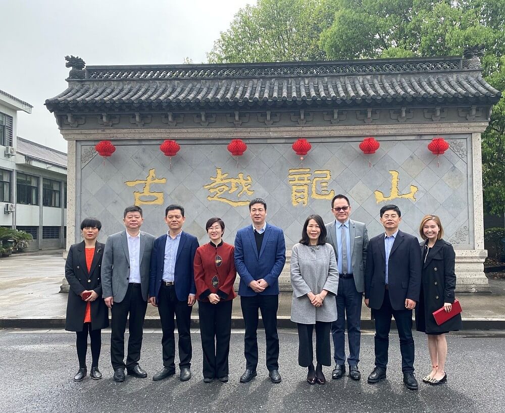 駐滬辦主任蔡亮（左四）、駐浙江聯絡處主任廖鳳嫻（右四）與紹興黃酒集團總經理徐東良（左五）、紹興市港澳辦主任陳皆燁（左三）及駐滬辦一行參觀後合影