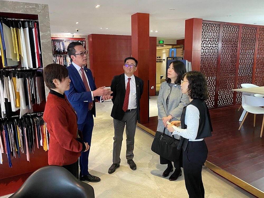 駐滬辦主任蔡亮（左一）、駐浙江聯絡處主任廖鳳嫻（右二）及中國香港（地區）商會 – 浙江會長湯耀光（左二）聽取港資企業得利通紹興代表處負責人林寶蓮（右一）介紹公司情況