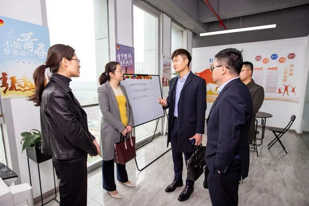 駐滬辦署理主任勞逸民（中）在共青團揚州市委副書記、市青聯副主席李杰（左二）陪同下參觀江蘇智途科技股份有限公司