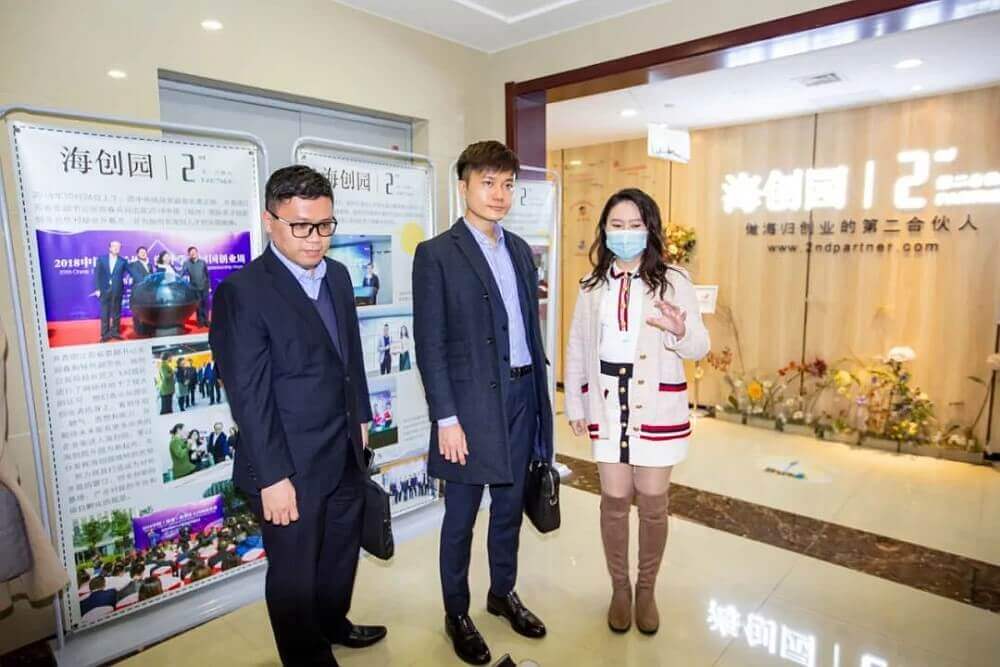 駐滬辦署理主任勞逸民（中）一行參觀揚州市海歸人才創業園，了解機構為歸國人士創業提供的支援服務