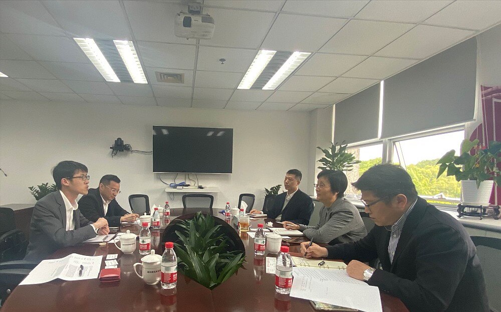 駐滬辦經貿關係總監龐錦輝（左一）與浦東新區商務委主任辛雅琴（右二），上海自貿區商務委、浦東新區商務委副主任曹磊（右一），上海自貿區商務委、浦東新區商務委投資促進處副處級調研員王曉帆（右三）會面交流