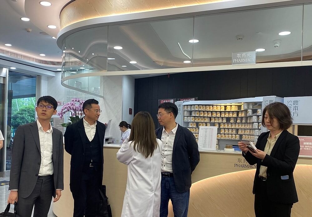 駐滬辦經貿關係總監龐錦輝（左一）參觀農本方中醫門診 