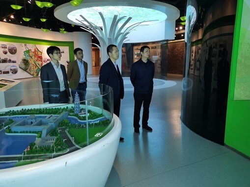 滁州市外事辦公室主任杜廣宏（右一）陪同駐滬辦經貿關係總監龐錦輝（左一）、安徽省港澳辦港澳處二級調研員王興華（右二）參觀滁州規劃館