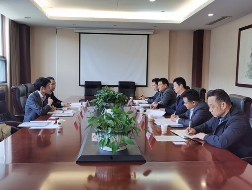 駐滬辦經貿關係總監龐錦輝（左一）與滁州市外事辦公室主任杜廣宏（右三）、滁州市商務局副局長王飛（右四）、國家級滁州經濟技術開發區副主任潘金鐘（右五）、滁州市投資促進局四級調研員石榮濤（右一）以及滁州市發改委綜合規劃科科長樊紅兵（右二）會面