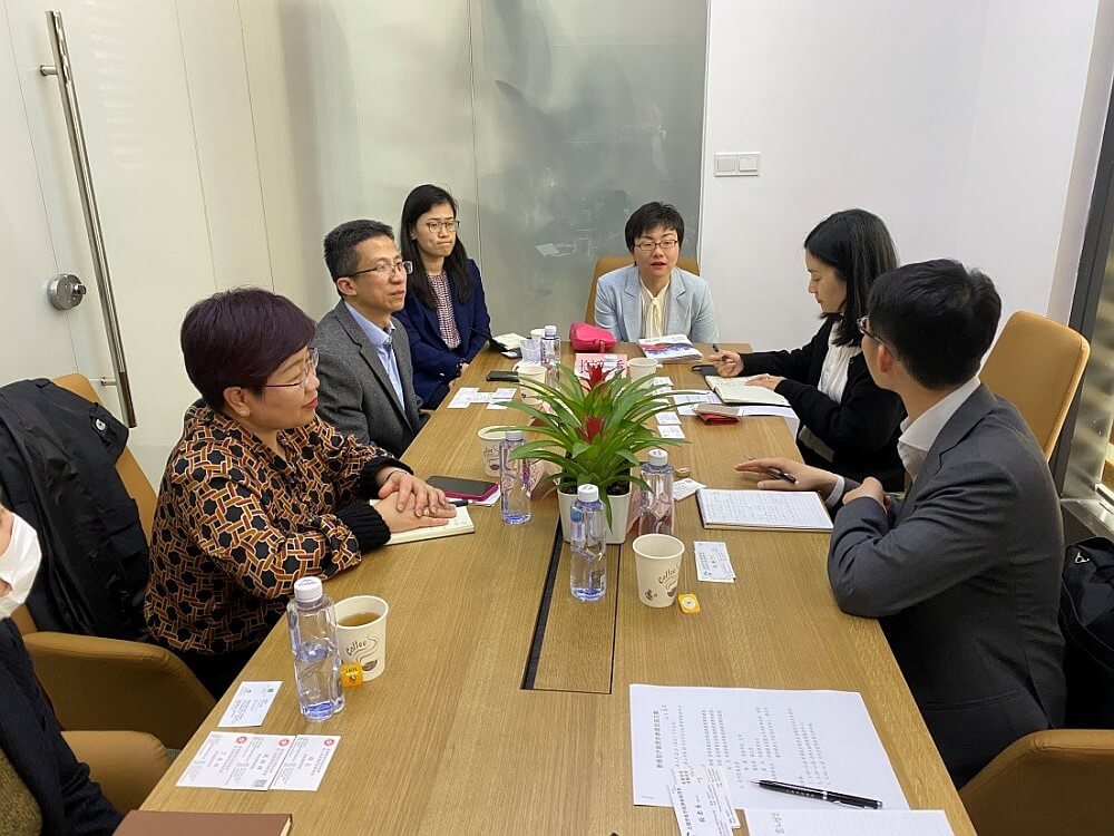 駐滬辦經貿關係總監龐錦輝（右一）與長寧區商務委主任陳穎（右三），長寧區商務委副主任張亦易（左三），滬港聯合控股有限公司首席運營官黃桂新（左一），上海嘉熙房地產開發經營公司項目負責人黃聖舟（左二）會面交流