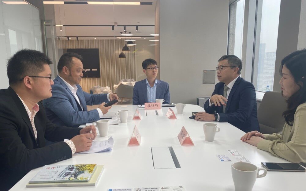 駐滬辦經貿關係總監龐錦輝（中）、中國香港（地區）商會 – 上海副會長黎慶文（右二）與滁州市投資促進局四級調研員石榮濤（左二）、滁州市定遠縣商務局（投資促進局）局長杜寶柱（左一）、戴德梁行華東區產業地產部高級助理董事賀超等會面交流