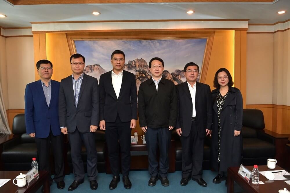 駐滬辦副主任翁榮楨（左三）與合肥工業大學副校長鄭磊（右三）、港澳台辦公室主任檀結慶（右二）、安徽省人民政府港澳事務辦公室港澳處處長趙明（左一）及其他人員合影