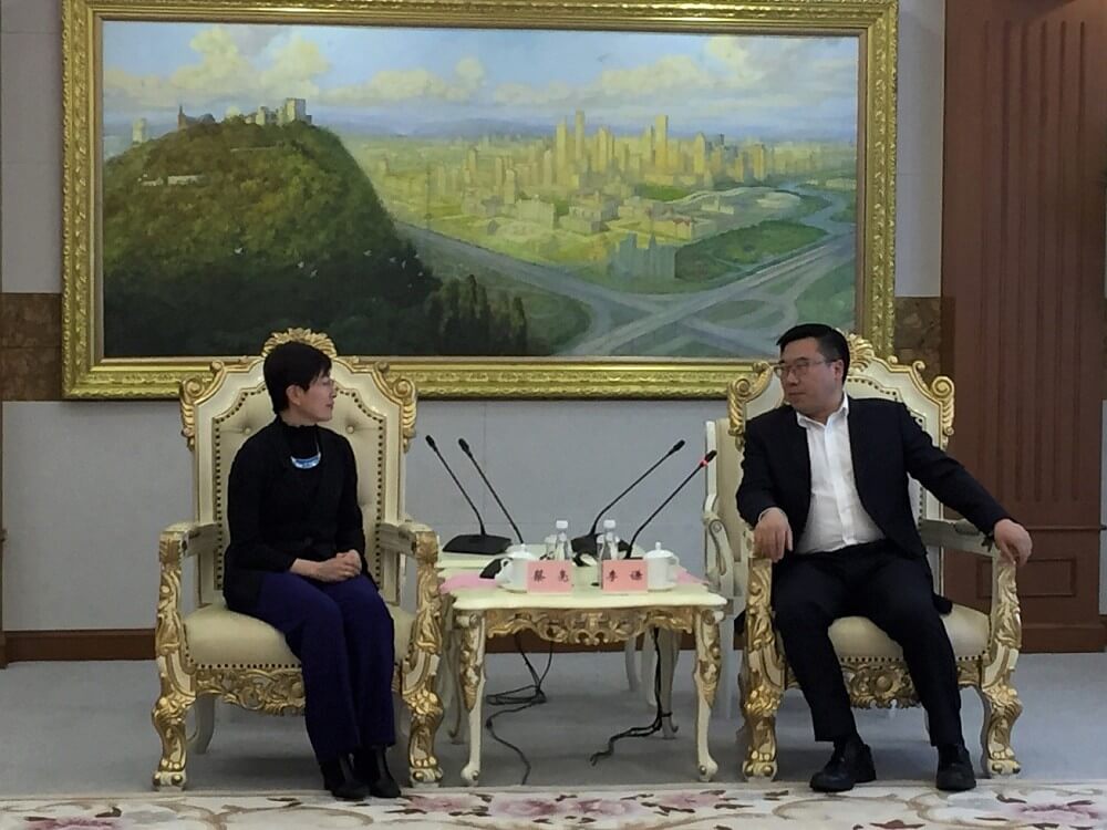 駐滬辦主任蔡亮（左）與松江區區長李謙（右）會面交流