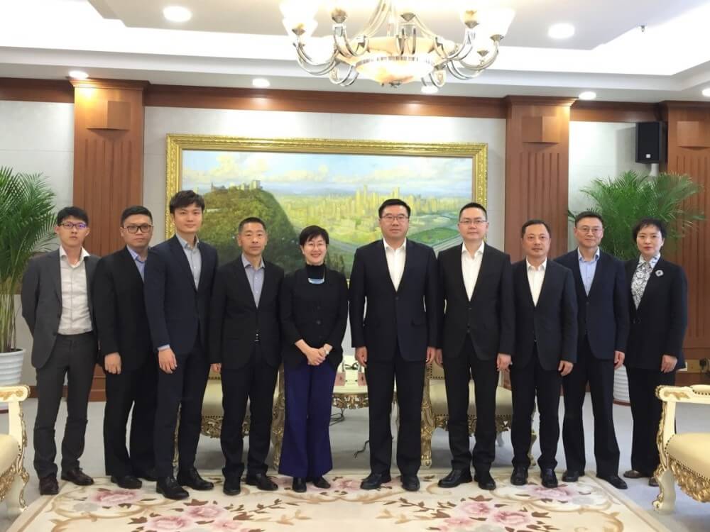 駐滬辦主任蔡亮（左五）、松江區區長李謙（右五）及其他與會者於會面後合照
