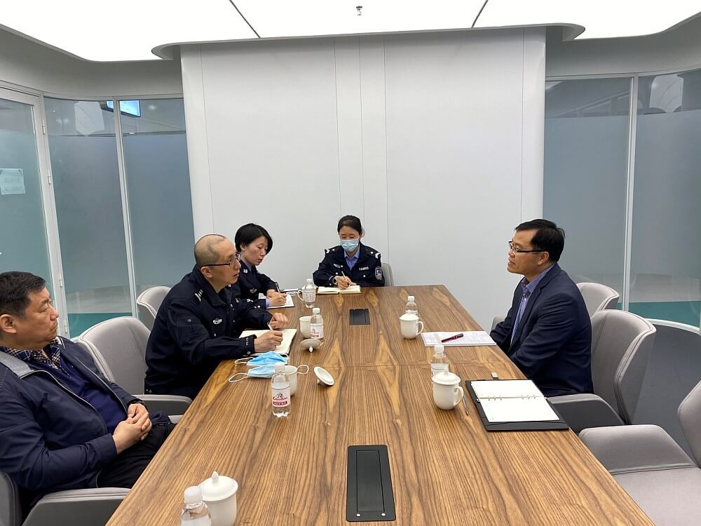 駐滬辦總入境事務主任翁志強（右一）與青島市公安局出入境管理局副局長徐陽（左二）及青島市公安局港澳台事務辦公室副主任王瑋（左一）等座談交流