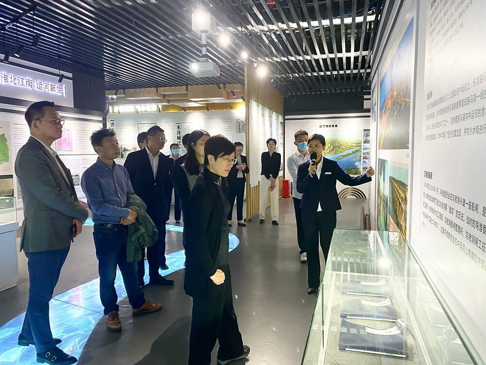 駐滬辦主任蔡亮（前中）了解運河灣公園的發展歷史和背景