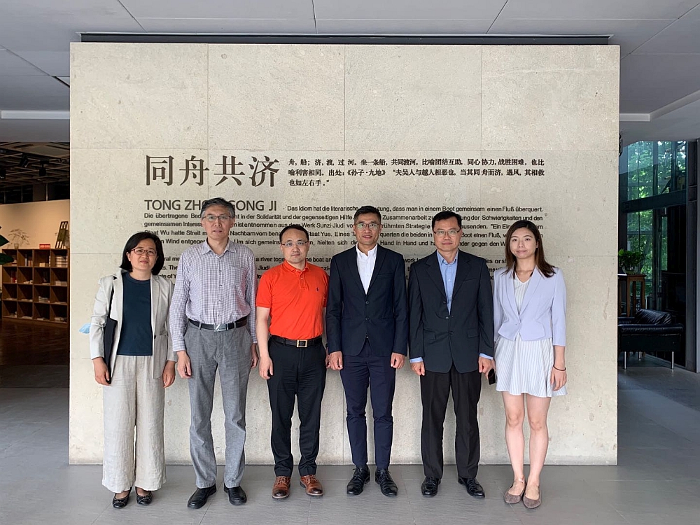 駐滬辦副主任翁榮楨（右三）與同濟大學化學科學與工程學院院長張弛（左二）、港澳台事務辦公室主任劉春（左三）及其他人員合影