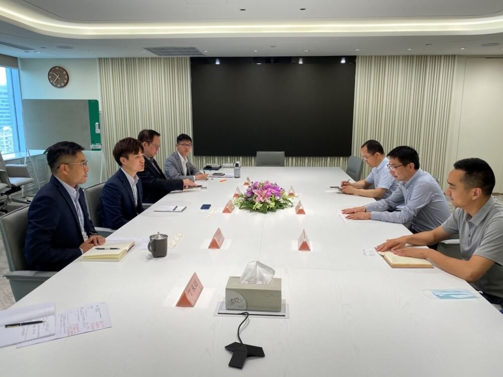 南通市港澳辦潘強副主任（右中）、南通市港澳辦港澳處顧錢康處長（右三）、南通市港澳辦港澳處葛衛明副處長（右一）；駐滬辦勞逸民副主任（左二）、鞏連全副主任（左三）、翁榮楨副主任（左一）、龐錦輝經貿關係總監（左四）
