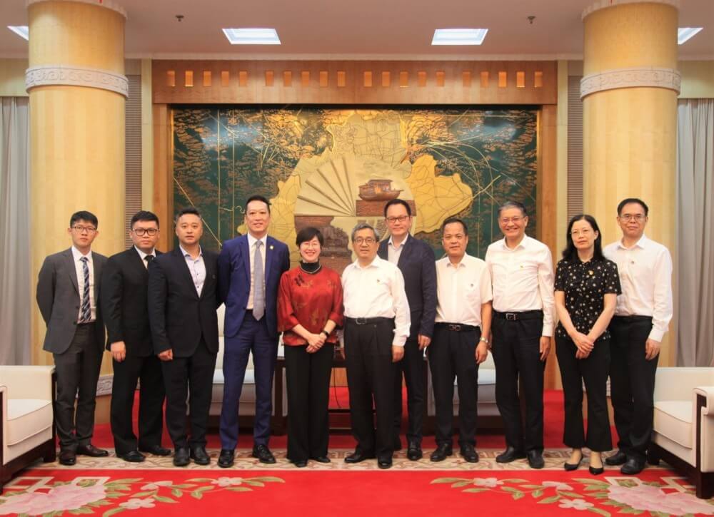 駐滬辦主任蔡亮（左五）、嘉興市政府副市長盛全生（右六）、嘉興市港澳事務辦公室主任沈文平（右四）、嘉興市商務局局長李捷（右三）、嘉興市金融辦主任包毓瓊（右二）、浙江省香港商會會長湯耀光（左四）及駐滬辦一行於會後合影