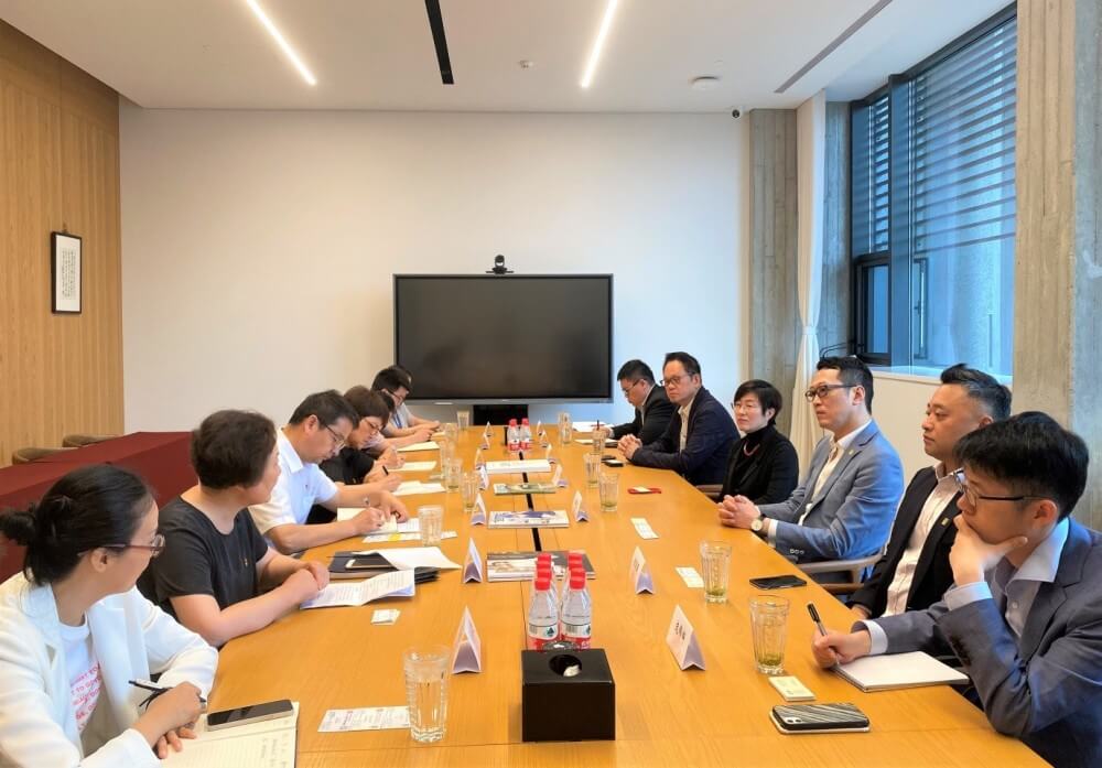 駐滬辦主任蔡亮（右排左三）、浙江省香港商會會長湯耀光（右排左四）及駐滬辦一行與雅瑩集團黨委書記仇瑛（左排左二）、嘉興市秀洲區副區長曹江濤（左排左三）等會談