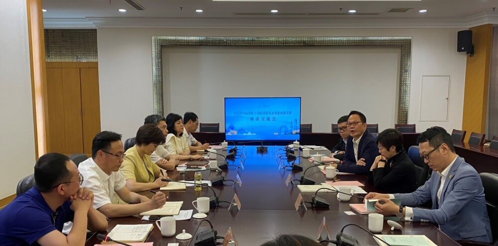 駐滬辦主任蔡亮（右排右二）、浙江省香港商會會長湯耀光（右排右一）及駐滬辦一行與湖州市港澳事務辦公室主任臧學萍（左排左三）、湖州市委統戰部常務副部長李曉良（左排左四）、湖州市商務局副局長金明龍（左排左二）、湖州團市委副書記代旻（左排左一）等座談交流