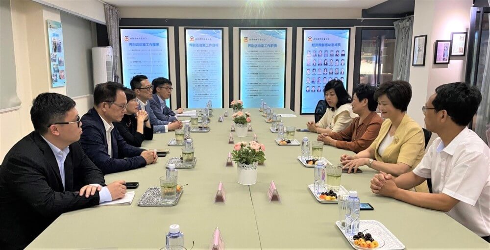 駐滬辦主任蔡亮（左排左三）、浙江省香港商會會長湯耀光（左排左四）及駐滬辦一行與湖州翔順工貿有限公司董事長葉嫣嫣（右排右三）、湖州市港澳事務辦公室主任臧學萍（右排右二）、湖州市港澳辦副主任徐汝忠（右排右一）等座談交流，並聽取有關公司介紹
