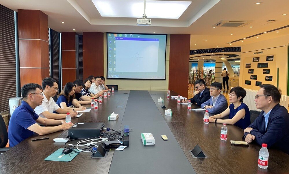 駐滬辦主任蔡亮（右排右二）一行與浙江貝特日用品有限公司董事長朱伯明（左排左一）座談交流