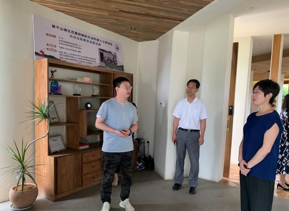 駐滬辦主任蔡亮（右）一行在湖州市港澳辦副主任徐汝忠（左）陪同下參觀了五四村的青年創客空間負責人介紹如何協助青年創業