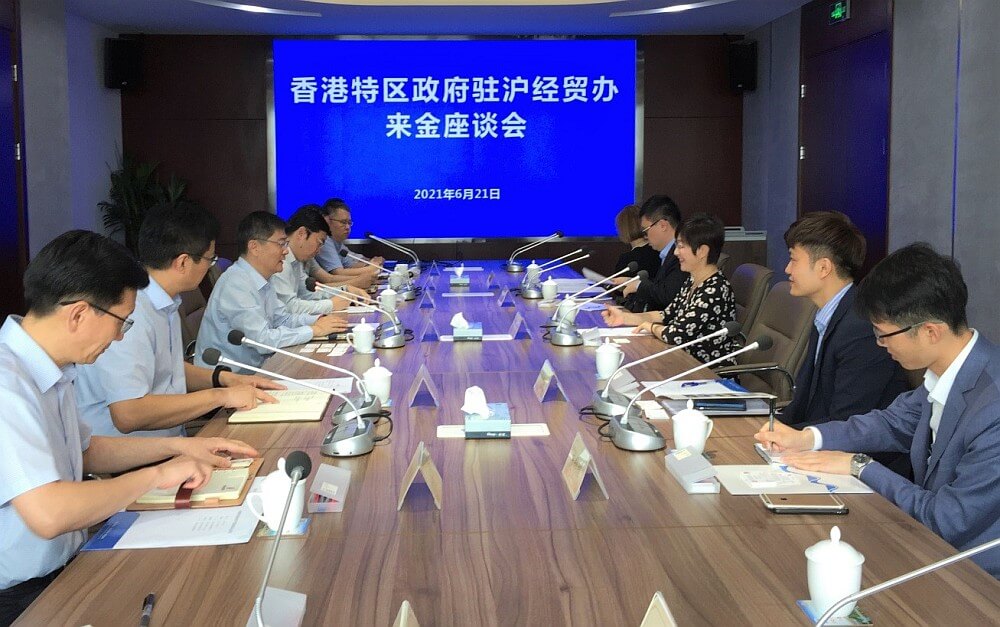 駐滬辦主任蔡亮（右三）與金山區區長劉健（左三）會面交流。