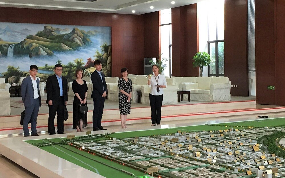 駐滬辦主任蔡亮（右二）一行參觀金山工業區規劃展示館，了解工業區的發展現況及未來規劃。