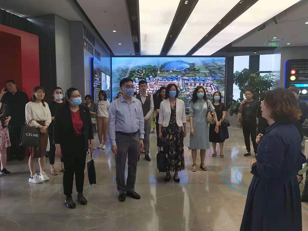 駐山東聯絡處副主任方明遠（前排左二）考察青島天安數碼城