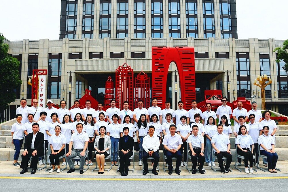駐滬辦主任蔡亮（左五），蘇州市委統戰部副部長、市僑聯黨組書記金國強（中）、蘇州市港澳辦黨組副書記、副主任魏書傑（右五）、蘇州團市委副書記方芳（左四）、蘇州市港澳辦副主任洪軍（右四）與研習班學員合影留念