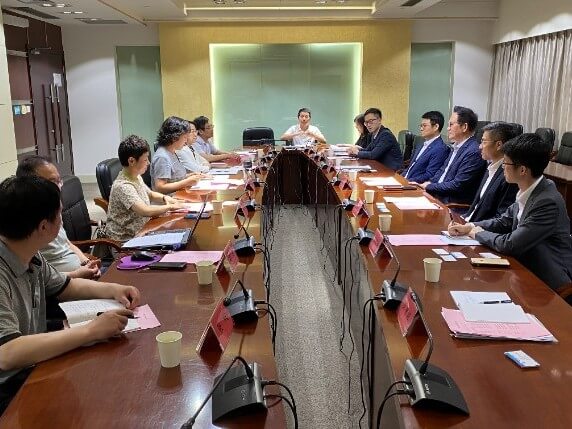 駐滬辦副主任鞏連全（右三）、駐滬辦副主任翁榮楨（右二）、香港船舶註冊處駐上海區域總監向大田（右四）與港澳辦主任惠茜（左四）、發改委副主任李非非（左五）、港澳辦副主任張義剛（左六）、及商務局副局長孫瑾（左三）會面座談