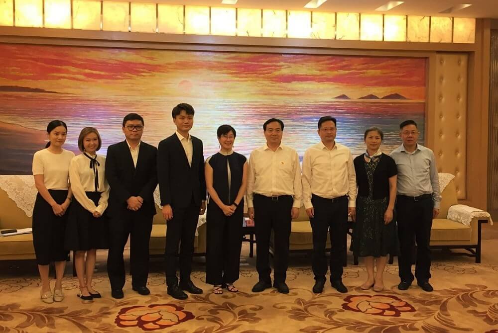 駐滬辦主任蔡亮（中）、奉賢區委書記莊木弟（右四）、代區長袁泉（右三）及其他與會者於會面後合照