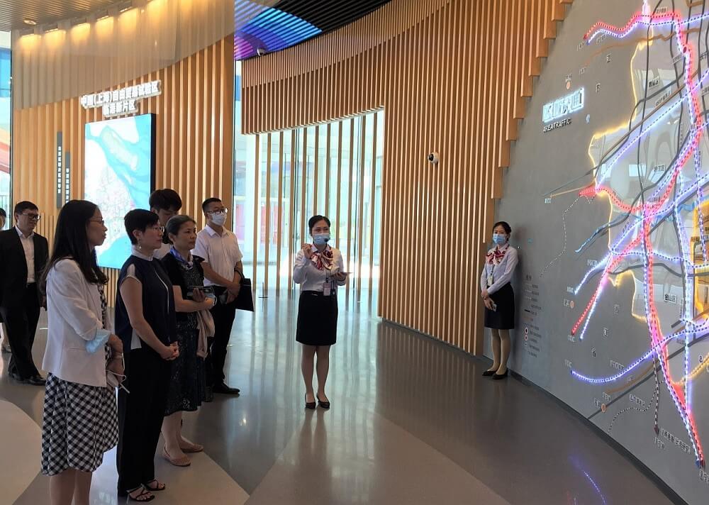 駐滬辦主任蔡亮（左三）在奉賢區委常委、統戰部部長包蓓英（左四）陪同下參觀奉賢城市規劃館