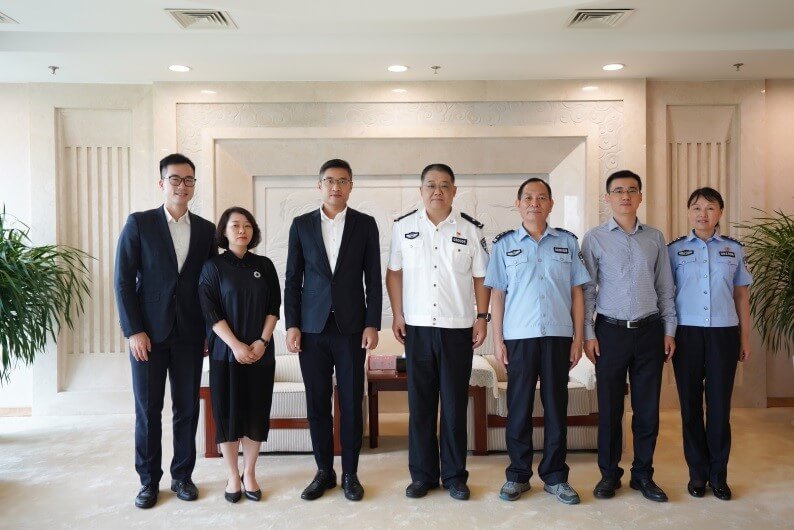 駐滬辦副主任翁榮楨（左三）與江蘇省淮安市公安局副局長潘家新（中）及其他與會者會面後合影