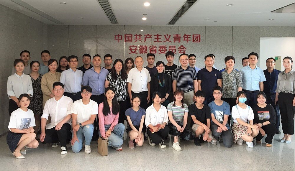 啟動禮後駐滬辦主任蔡亮（二排右七）與各嘉賓及參與實習計畫的內地和香港學生合影留念