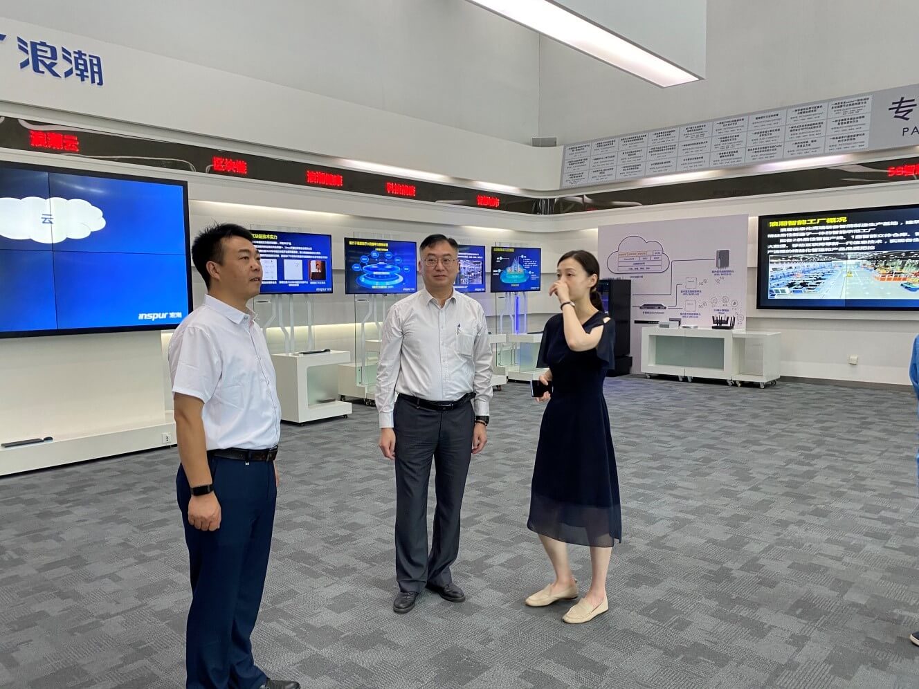 駐山東聯絡處副主任方明遠（中）及濟南市人民政府台港澳事務辦公室港澳處處長王文華（左）訪問浪潮集團有限公司